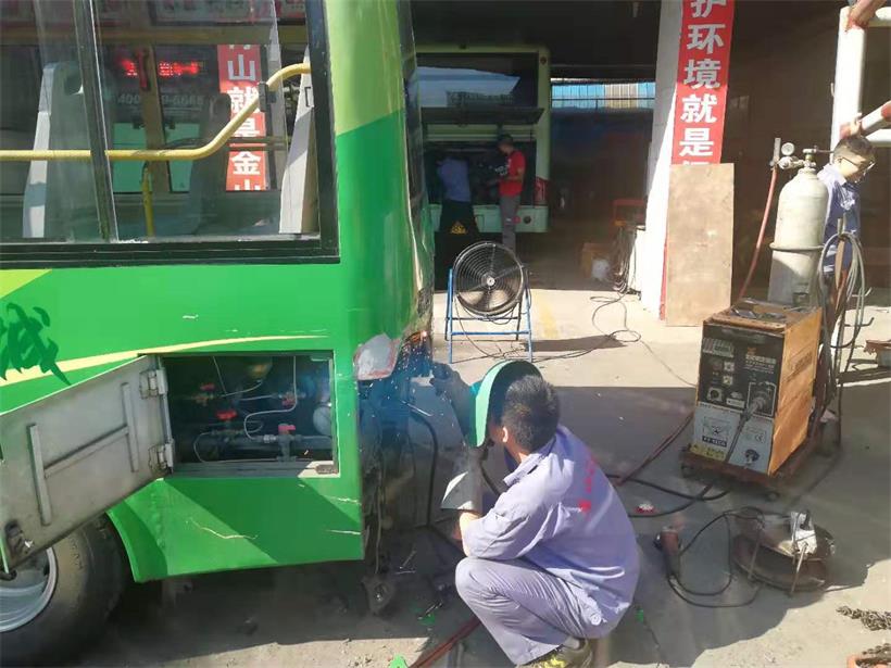 鈑金工，修復(fù)車身.jpg